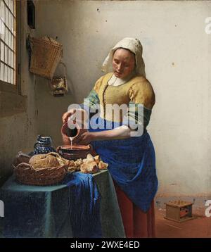La Milkmaid (olandese: De Melkmeid o Het Melkmeisje), a volte chiamata la cameriera della cucina, da Johannes Vermeer, 1660 circa. Olio su tela; ora nel Rijksmuseum di Amsterdam, Paesi Bassi, considerato "senza dubbio una delle attrazioni più belle del museo. Una domestica versa del latte, completamente assorbito nel suo lavoro. A parte il flusso di latte, tutto il resto e' ancora. Foto Stock