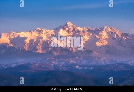 Vetta della montagna Nursultan ex Komsomol, una bellissima montagna sulla neve al tramonto sulla città di Almaty in Kazakistan Foto Stock