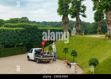 Hillerod, Danimarca - 21 giugno 2023: Vista del parco del castello di Frederiksborg. Caricamento della scultura su un camion. Foto Stock