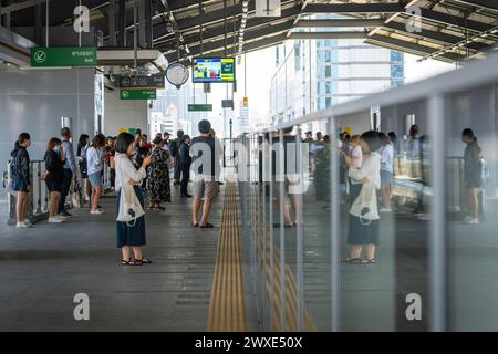 30 marzo 2024, Bangkok, Thailandia: I passeggeri sono visti in attesa della monorotaia della linea gialla, sulla piattaforma della stazione di Lat Phrao, a Bangkok. La monorotaia prodotta dalla multinazionale francese Alstom, di proprietà della Metropolitan Rapid Transit Authority (MRTA) in Thailandia, ha ripreso i servizi della linea gialla dopo che alcune parti sono cadute dall'IT, danneggiando i veicoli ma non causando lesioni. L'incidente è avvenuto due mesi fa, quando una ruota di gomma di un treno della linea gialla è caduta e ha colpito un taxi sulla strada sottostante. (Immagine di credito: © Nathalie Jamois/SOPA Images via ZUMA Press Wire) SOLO PER USO EDITORIALE! Non per Co Foto Stock