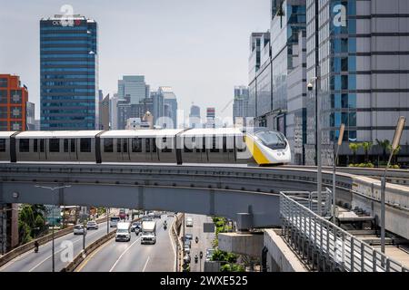 Bangkok, Thailandia. 30 marzo 2024. La monorotaia della linea gialla senza conducente si trova sopra la strada Lat Phrao, a Bangkok. La monorotaia prodotta dalla multinazionale francese Alstom, di proprietà della Metropolitan Rapid Transit Authority (MRTA) in Thailandia, ha ripreso i servizi della linea gialla dopo che alcune parti sono cadute dall'IT, danneggiando i veicoli ma non causando lesioni. L'incidente è avvenuto due mesi fa, quando una ruota di gomma di un treno della linea gialla è caduta e ha colpito un taxi sulla strada sottostante. (Immagine di credito: © Nathalie Jamois/SOPA Images via ZUMA Press Wire) SOLO PER USO EDITORIALE! Non per USO commerciale! Credito: ZUM Foto Stock