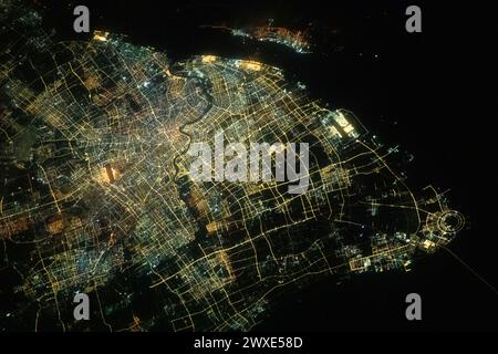 Shanghai dallo Space. Fotografato dalla stazione spaziale Internazionale. Le luci della città di Shanghai, la città più popolosa della Cina con una popolazione di circa 24,9 milioni di abitanti, e il fiume Huangpu che scorre attraverso il centro, sono ritratte dalla stazione spaziale Internazionale mentre orbitava a 260 miglia sopra il Mar Cinese Orientale. 17 febbraio 2024 una versione ottimizzata e migliorata di un'immagine originale della NASA / credito obbligatorio: NASA/J MoghbeliA Foto Stock