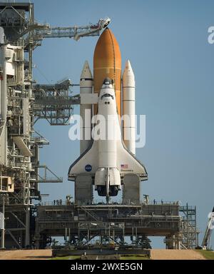 Lo Space Shuttle Discovery è pronto per il decollo nella missione STS-128 dal pad 39a al Kennedy Space Center di Cape Canaveral, Florida, 24 agosto 2009. Il lancio della Discovery era previsto per la mattina seguente. Una versione ottimizzata di un'immagine originale della NASA. . Credito obbligatorio: NASA/B.Ingalls Foto Stock