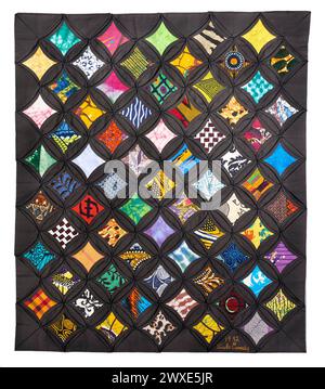 Batik africano dai colori vivaci e tessuti stampati in una matrice di tessuto nero, che rende vividamente l'effetto di una finestra di vetro colorato. Viola Canady, una talentuosa e abile quilter, spesso applicava la sua abilità ai temi spirituali, e usava il quilting per costruire una comunità. Ha fondato The Daughters of Dorcas and Sons, una gilda quilting di Washington, DC, che insegna e condivide l'amore per il quilting negli ambienti della comunità locale. Questo pezzo onora visivamente le comunità che si formano intorno alle pratiche religiose afroamericane e alle tradizioni quilting parte della collezione dello Smithsonian American Art Museum. Foto Stock