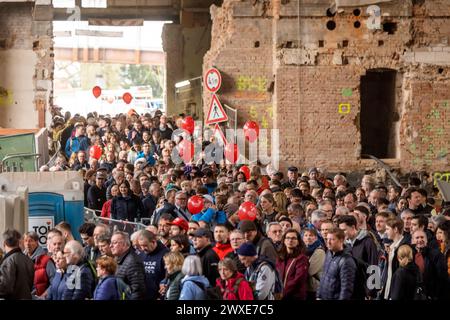 Tage der offenen Baustelle am neuen Hauptbahnhof. DAS Milliardenprojekt Stuttgart 21 weckt Großes Interesse, 31,000 Interessierte besuchten am ersten Tag die Baustelle. Die Eröffnung des neuen Durchgangsbahnhofs ist für Dezember 2025 geplant. // Stoccarda, Baden-Württemberg, Deutschland, 30.03.2024 *** cantiere aperto giorni presso la nuova stazione centrale il progetto Stoccarda 21 da miliardi di euro suscita grande interesse, 31.000 persone hanno visitato il cantiere il primo giorno l'apertura della nuova stazione passante è prevista per dicembre 2025 Stoccarda, Baden Württemberg, Germania, 30 03 2024 Foto Stock