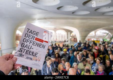 Tage der offenen Baustelle am neuen Hauptbahnhof. DAS Milliardenprojekt Stuttgart 21 weckt Großes Interesse, 31,000 Interessierte besuchten am ersten Tag die Baustelle. Die Eröffnung des neuen Durchgangsbahnhofs ist für Dezember 2025 geplant. // Stoccarda, Baden-Württemberg, Deutschland, 30.03.2024 *** cantiere aperto giorni presso la nuova stazione centrale il progetto Stoccarda 21 da miliardi di euro suscita grande interesse, 31.000 persone hanno visitato il cantiere il primo giorno l'apertura della nuova stazione passante è prevista per dicembre 2025 Stoccarda, Baden Württemberg, Germania, 30 03 2024 Foto Stock