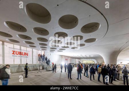 Tage der offenen Baustelle am neuen Hauptbahnhof. DAS Milliardenprojekt Stuttgart 21 weckt Großes Interesse, 31,000 Interessierte besuchten am ersten Tag die Baustelle. Die Eröffnung des neuen Durchgangsbahnhofs ist für Dezember 2025 geplant. // Stoccarda, Baden-Württemberg, Deutschland, 30.03.2024 *** cantiere aperto giorni presso la nuova stazione centrale il progetto Stoccarda 21 da miliardi di euro suscita grande interesse, 31.000 persone hanno visitato il cantiere il primo giorno l'apertura della nuova stazione passante è prevista per dicembre 2025 Stoccarda, Baden Württemberg, Germania, 30 03 2024 Foto Stock