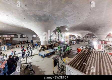 Tage der offenen Baustelle am neuen Hauptbahnhof. DAS Milliardenprojekt Stuttgart 21 weckt Großes Interesse, 31,000 Interessierte besuchten am ersten Tag die Baustelle. Die Eröffnung des neuen Durchgangsbahnhofs ist für Dezember 2025 geplant. // Stoccarda, Baden-Württemberg, Deutschland, 30.03.2024 *** cantiere aperto giorni presso la nuova stazione centrale il progetto Stoccarda 21 da miliardi di euro suscita grande interesse, 31.000 persone hanno visitato il cantiere il primo giorno l'apertura della nuova stazione passante è prevista per dicembre 2025 Stoccarda, Baden Württemberg, Germania, 30 03 2024 Foto Stock