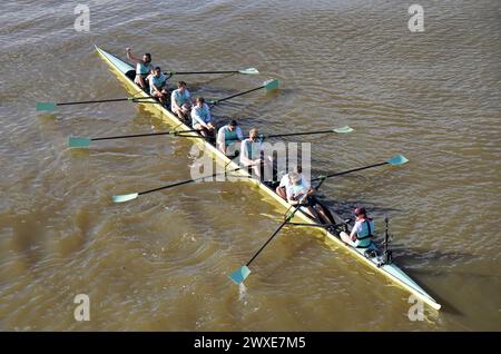 Sebastian Benzecry, Noam Mouelle, Thomas Marsh, Augustus John, Kenneth Coplan, Thomas Lynch, Luca Ferraro, Matt Edge e ed Bracey festeggiano la vittoria della 169 ^ Gemini Boat Race 2024 maschile sul Tamigi, Londra. Data foto: Sabato 30 marzo 2024. Foto Stock