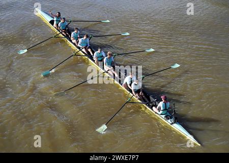 Sebastian Benzecry, Noam Mouelle, Thomas Marsh, Augustus John, Kenneth Coplan, Thomas Lynch, Luca Ferraro, Matt Edge e ed Bracey festeggiano la vittoria della 169 ^ Gemini Boat Race 2024 maschile sul Tamigi, Londra. Data foto: Sabato 30 marzo 2024. Foto Stock