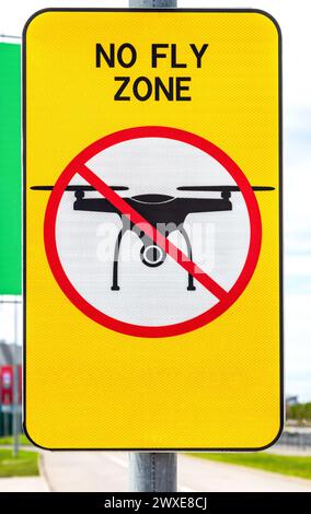 Cartello "No fly zone". Cartello stradale con la scritta in inglese: No fly zone, divieto di volo dei droni Foto Stock