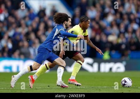 Marc Cucurella (a sinistra) e Wilson Odobert di Burnley si battono per il pallone durante la partita di Premier League allo Stamford Bridge di Londra. Data foto: Sabato 30 marzo 2024. Foto Stock