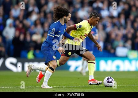 Marc Cucurella (a sinistra) e Wilson Odobert di Burnley si battono per il pallone durante la partita di Premier League allo Stamford Bridge di Londra. Data foto: Sabato 30 marzo 2024. Foto Stock