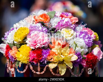 Cappello tipico e tradizionale con un gruppo musicale di colori verdiales proveniente dalle montagne di Malaga Foto Stock