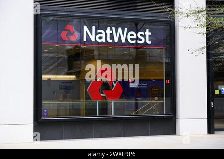 Londra, Regno Unito - 25 marzo 2024; sede della filiale di NatWest Bank con nome e logo presso la filiale di Fenchurch Street Foto Stock