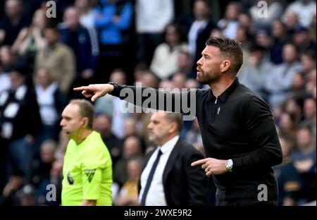 Londra, Regno Unito. 30 marzo 2024. Rob Edwards, il manager del Luton Town reagisce durante la partita. Partita di Premier League, Tottenham Hotspur contro Luton Town allo stadio Tottenham Hotspur di Londra sabato 30 marzo 2024. Questa immagine può essere utilizzata solo per scopi editoriali. Foto per uso editoriale di Sandra Mailer/Andrew Orchard fotografia sportiva/Alamy Live news Credit: Andrew Orchard fotografia sportiva/Alamy Live News Foto Stock