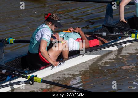 Chiswick Bridge, Chiswick, Londra, Regno Unito. 30 marzo 2024. Il traguardo della University Boat Race è appena prima del Chiswick Bridge sul Tamigi. L'evento Cambridge contro Oxford consiste nella gara di barche femminile, nella gara di riserve femminili, nelle riserve maschili e nella gara di barche maschili. I rematori sono stati avvertiti di non entrare nell'acqua a causa degli elevati livelli di batteri E. coli. Cambridge ha vinto sia l'evento maschile che quello femminile. La corsa delle donne. Vogatori di Cambridge alla fine. Carina Graf e Carys Earl Foto Stock