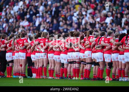 Le calciatrici gallesi cantano il loro inno nazionale in vista della partita delle sei Nazioni femminili della Guinness ad Ashton Gate, Bristol. Data foto: Sabato 30 marzo 2024. Foto Stock