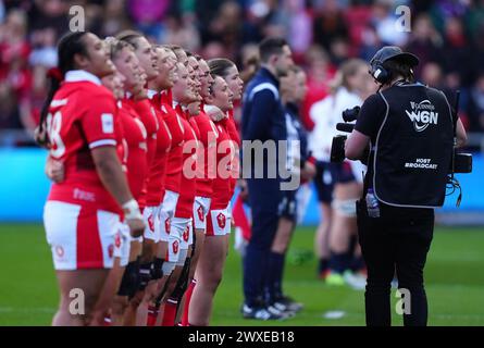 Le calciatrici gallesi cantano il loro inno nazionale in vista della partita delle sei Nazioni femminili della Guinness ad Ashton Gate, Bristol. Data foto: Sabato 30 marzo 2024. Foto Stock