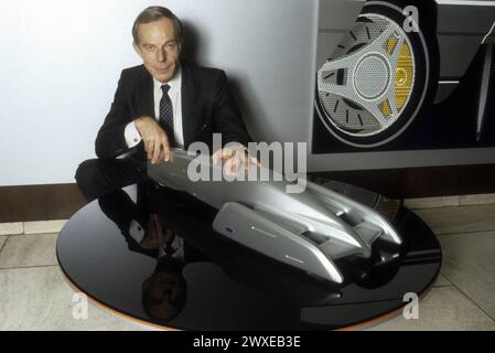 Uwe Bahnsen Automobil-Designer 11/86 brüg Uwe Bahnsen im novembre 1986 Deutschland deutsch deutscher Mann Autodesigner Auto Ford Autodesign Design Gestaltung progettista automobilistico tedesco quer halb hockend lächelnd Automodell zeigend *** Uwe Bahnsen progettista automobilistico 11 86 brüg Uwe Bahnsen nel novembre 1986 Germania tedesco uomo designer di auto auto auto ford design auto tedesco design auto tedesco crosswise Half accovacciato sorridente mostrando il modello di auto Foto Stock