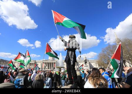 Londra, Regno Unito, 30 marzo 2024. Migliaia di persone hanno marciato da Russell Square a Trafalgar Square per l'11 marzo a Londra chiedendo un cessate il fuoco a Gaza. Il 30 marzo è un giorno significativo per i palestinesi come giornata della Terra, che ricorda gli eventi del 1976, quando organizzano proteste e piantano ulivi per riaffermare il loro legame con le loro terre. Credito : Monica Wells/Alamy Live News Foto Stock