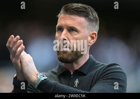 Londra, Regno Unito. 30 marzo 2024. Rob Edwards Manager di Luton Town durante la partita Spurs vs Luton Town Premier League al Tottenham Hotspur Stadium di Londra. Questa immagine è SOLO per USO EDITORIALE. Licenza richiesta da Football DataCo per qualsiasi altro utilizzo. Crediti: MARTIN DALTON/Alamy Live News Foto Stock