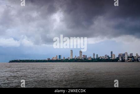 Marine Drive, vista panoramica della città di Mumbai con il Mar Arabico e il cielo nuvoloso Foto Stock