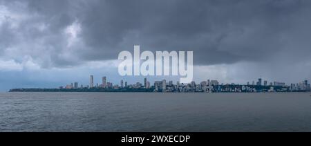 Marine Drive, vista panoramica della città di Mumbai con il Mar Arabico e il cielo nuvoloso Foto Stock