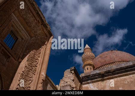 Il Palazzo Ishak Pasha ( turco : Ishak Pasa Sarayi ) è un palazzo semi-in rovina e complesso amministrativo situato nel distretto Dogubeyazit di Agri prov Foto Stock