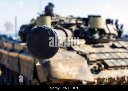 Carri armati e tecnologia da campo di battaglia. tecnologia militare. Immagine ampia per banner e pubblicità. La museruola del serbatoio in primo piano Foto Stock