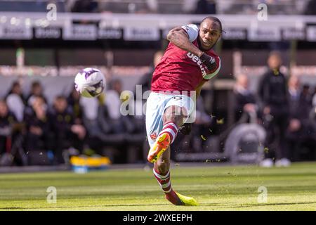 Newcastle upon Tyne, Regno Unito. 30 marzo 2024. Newcastle, Inghilterra, 30 marzo 2024: Michail Antonio del West Ham spara durante la partita di calcio di Premier League tra Newcastle United e West Ham United al St James Park di Newcastle, Inghilterra (Richard Callis/SPP) credito: SPP Sport Press Photo. /Alamy Live News Foto Stock