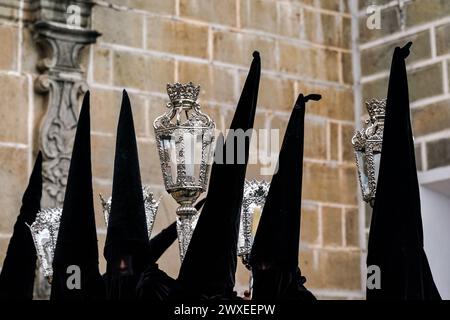 Antigua, Guatemala. 29 marzo 2024. Una confraternita di penitenti, che indossa cappelli capirote, aspetta fuori dalla chiesa Escuela de Cristo per l'inizio della processione del venerdì Santo del Senor Sepultado durante la Semana Santa, 29 marzo 2024 ad Antigua, Guatemala. L'opulenta processione è una delle più grandi al mondo, coinvolgendo migliaia di devoti e durando 12 ore. Crediti: Richard Ellis/Richard Ellis/Alamy Live News Foto Stock