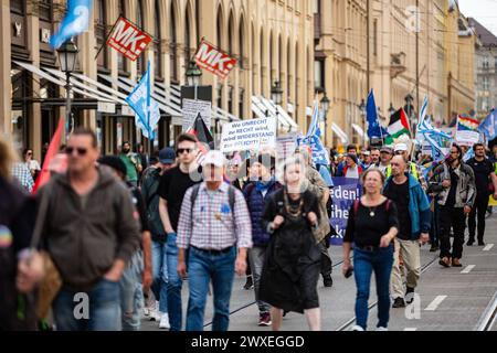 Monaco, Germania. 30 marzo 2024. Centinaia si riunirono a Monaco di Baviera, in Germania, il 30 marzo 2024, per manifestare contro la NATO, tutte le consegne di armi e per la rimozione del governo tedesco e per diffondere la visione russa sulla guerra. Tra questi vi erano principalmente ideologi della cospirazione, negatori di Covid e putinisti. Cercano di riallacciarsi alla tradizione delle Marche di Pasqua, ma il tradizionale movimento di pace si allontana da loro. (Foto di Alexander Pohl/Sipa USA) credito: SIPA USA/Alamy Live News Foto Stock