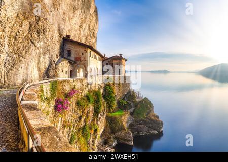 Eremo di Santa Caterina del Sasso, Lago Maggiore, Varese, Lombardia, Italia Foto Stock