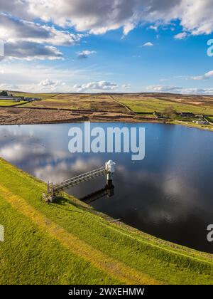 Vista aerea sul lago Weecher Reservoir, un bacino d'acqua gestito da Yorkshire Water, e la campagna circostante dello Yorkshire in una giornata di sole. Foto Stock