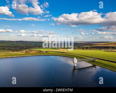 Vista aerea sul lago Weecher Reservoir, un bacino d'acqua gestito da Yorkshire Water, e la campagna circostante dello Yorkshire in una giornata di sole. Foto Stock