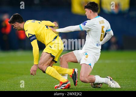 Villarreal, Spagna. 14 marzo 2024. Gerard Moreno del Villarreal CF e Leonardo Balerdi dell'Olympique Marseille durante la partita di UEFA Europa League, turno del 16, andata e ritorno, tra Villarreal CF e Olimpique Marseille giocata allo stadio la ceramica il 14 marzo 2024 a Villarreal, Spagna. (Foto di Sergio Ruiz/PRESSINPHOTO) credito: PRESSINPHOTO SPORTS AGENCY/Alamy Live News Foto Stock