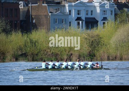 Fiume Tamigi - alti livelli di E. coli provenienti da acque reflue crude sono stati trovati nel fiume dove le università corrono ogni anno. Cambridge Crew Foto Stock