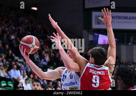 Treviso, Italia. 30 marzo 2024. Azioni del gioco e immagini dei giocatori durante LA PALLACANESTRO - partita di SERIE A ITALIANA tra Nutribullet Treviso Basket e Carpegna Prosciutto Pesaro al Palaverde di Villorba, Italia 30, il Â marzo 2024 durante la partita di serie A Nutribullet Treviso Basket vs Carpegna Prosciutto Pesaro, Treviso, Italia, marzo 30 2024 credito: Agenzia fotografica indipendente/Alamy Live News Foto Stock