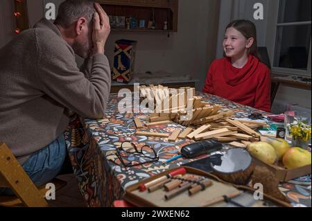 Padre e figlia giocano un gioco di abilità, Meclemburgo-Vorpommern, Germania Foto Stock