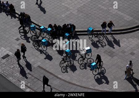 Biciclette e autisti del servizio di consegna di cibo WOLT presso il loro punto d'incontro, passanti, Hauptwache, vista dall'alto, vista dall'alto, dall'alto, Francoforte Foto Stock