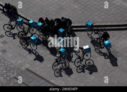 Biciclette e autisti del servizio di consegna cibo WOLT al loro punto d'incontro, Hauptwache, vista dall'alto, vista dall'alto, Francoforte sul meno Foto Stock