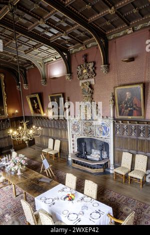 Powderham Castle, Kenton, Exeter, Devon, Inghilterra, Regno Unito - vista interna della sala da pranzo Foto Stock