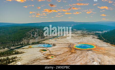 Grand Prismatic Spring al parco nazionale di Yellowstone Grand Prismatic Spring al parco nazionale di Yellowstone Yellowstone USA *** Große prismatische quelle im Yellowst Foto Stock