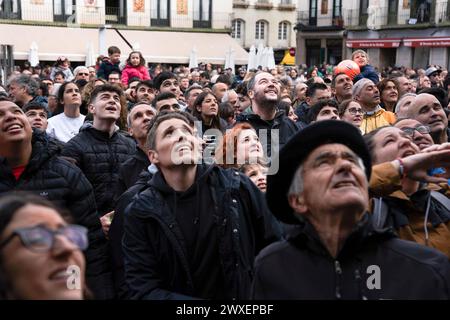 Tudela, Spagna. 30 marzo 2024. Le persone guardano il cielo in attesa della caduta delle mongolfiere Diario de Navarra, circondate da una folla enorme durante la celebrazione del VolatÌn. Centinaia di persone si sono riunite nella Plaza de los Fueros a Tudela, Navarra, per illuminare il tradizionale Volatín, un burattino articolato con elementi pirotecnici all'interno che gira e colpisce un bastone che simboleggia la morte agonizzante di Giuda Iscariota. (Foto di Ximena Borrazas/SOPA Images/Sipa USA) credito: SIPA USA/Alamy Live News Foto Stock