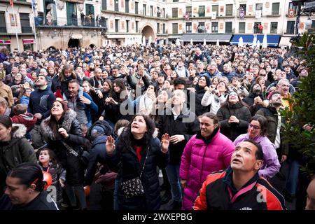 Tudela, Spagna. 30 marzo 2024. Centinaia di persone in Plaza de los Fueros a Tudela cercano di prendere le palle di gomma gettate dai balconi degli edifici. Centinaia di persone si sono riunite nella Plaza de los Fueros a Tudela, Navarra, per illuminare il tradizionale Volatín, un burattino articolato con elementi pirotecnici all'interno che gira e colpisce un bastone che simboleggia la morte agonizzante di Giuda Iscariota. (Foto di Ximena Borrazas/SOPA Images/Sipa USA) credito: SIPA USA/Alamy Live News Foto Stock