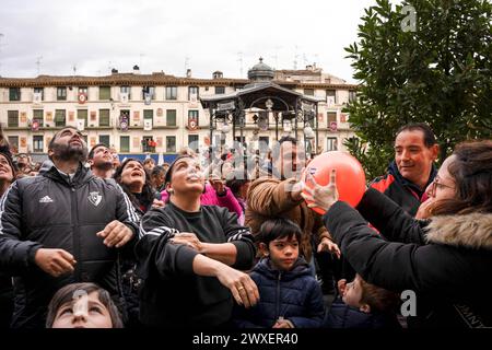 Tudela, Spagna. 30 marzo 2024. Una donna dona una palla d'aria a un uomo durante il lancio di palle nella Plaza de los Fueros a Tudela in occasione della celebrazione di VolatÃŒn. Centinaia di persone si sono riunite nella Plaza de los Fueros a Tudela, Navarra, per illuminare il tradizionale VolatÃ-n, un burattino articolato con elementi pirotecnici all'interno che gira e colpisce un bastone che simboleggia la morte agonizzante di Giuda Iscariota. (Credit Image: © Ximena Borrazas/SOPA Images via ZUMA Press Wire) SOLO PER USO EDITORIALE! Non per USO commerciale! Crediti: ZUMA Press, Inc./Alamy Live News Foto Stock