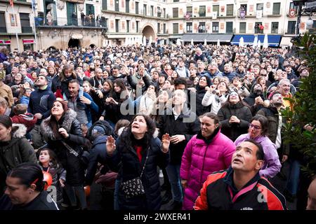 Tudela, Spagna. 30 marzo 2024. Centinaia di persone in Plaza de los Fueros a Tudela cercano di prendere le palle di gomma gettate dai balconi degli edifici. Centinaia di persone si sono riunite nella Plaza de los Fueros a Tudela, Navarra, per illuminare il tradizionale VolatÃ-n, un burattino articolato con elementi pirotecnici all'interno che gira e colpisce un bastone che simboleggia la morte agonizzante di Giuda Iscariota. (Credit Image: © Ximena Borrazas/SOPA Images via ZUMA Press Wire) SOLO PER USO EDITORIALE! Non per USO commerciale! Crediti: ZUMA Press, Inc./Alamy Live News Foto Stock