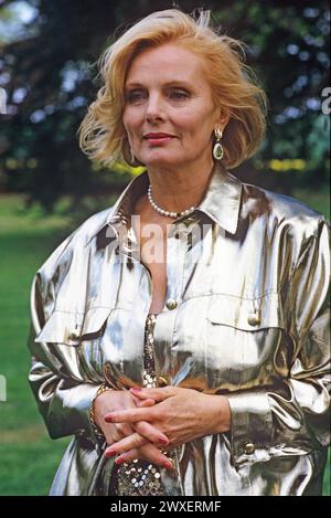 Ruth-Maria Kubitschek, Schauspielerin, bei einem Fototermin während der Dreharbeiten zur ZDF Fernsehserie Das Erbe der Guldenburgs, Drehort Schloß Wotersen bei Hamburg, Mai1986 *** Ruth Maria Kubitschek, attrice, durante un servizio fotografico durante le riprese della serie televisiva ZDF Das Erbe der Guldenburgs, località Wotersen, vicino al castello di Amburgo Foto Stock