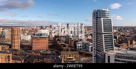 LEEDS, REGNO UNITO - 29 MARZO 2024. . Una vista panoramica aerea del centro di Leeds nello skyline cittadino di Granary Wharf dallo skyscra di Bridgewater Place Foto Stock